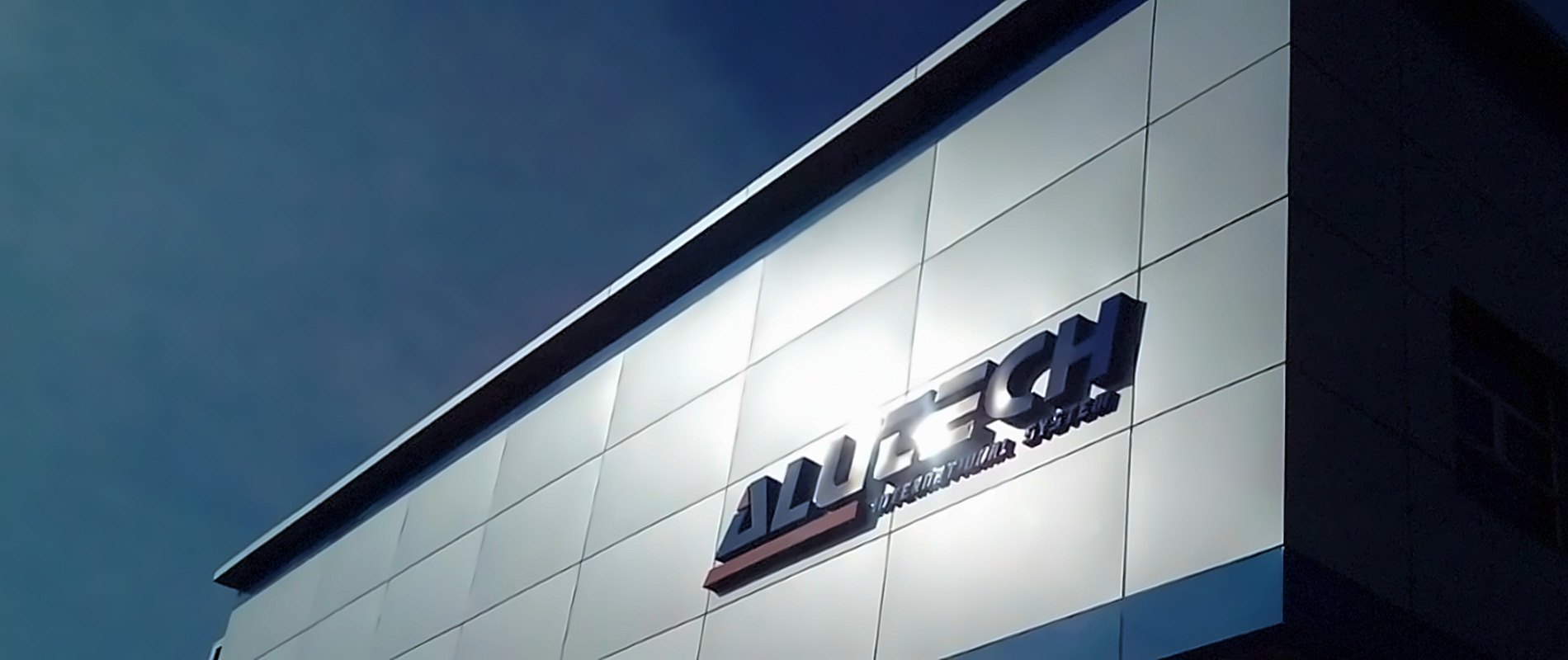 Sede de Alutech en Barranquilla, con fachada en panel de aluminio